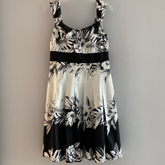 White House Black Market black and white floral dress. Pleated style. Size 8
Ch - Picture 2 of 13